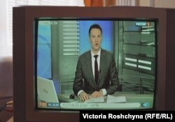 На Херсонщині працюють лише проросійські телеканали. Там щодня розповідають про «операцію зі звільнення» в Україні та звинувачують українських військових та владу у «нацизмі». Квітень 2022 року