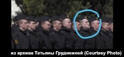 На этом скриншоте из видео Минобороны, якобы снятом 16 апреля, мать Сергея Грудинина обвела лицо своего сына.
