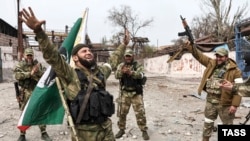 Бойцы"добровольческого" чеченского батальона "Ахмат" в Мариуполе, 17 апреля 2022 года