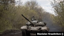 Вайскоўцы РФ на танку Т-72 у Луганскай вобласьці. Ілюстрацыйнае фота