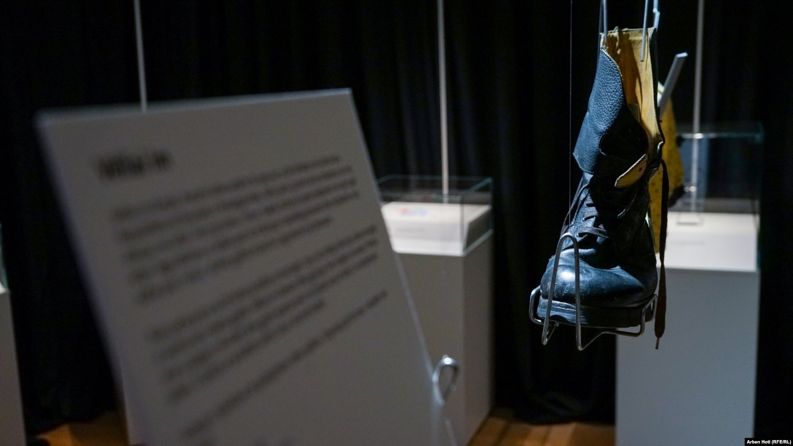 Një çizme që ka veshur Kenani, një 16-vjeçar nga Bosnje e Hercegovina, që ka mbetur i vrarë në luftë, së bashku me anëtarë të tjerë të familjes. Rrëfimin për të e ka treguar vëllai i tij binjak, Kemali.