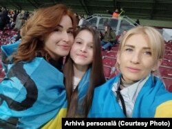 Irina a lányával és egy barátjával a CFR Cluj és a Dinamo Kijev meccsén