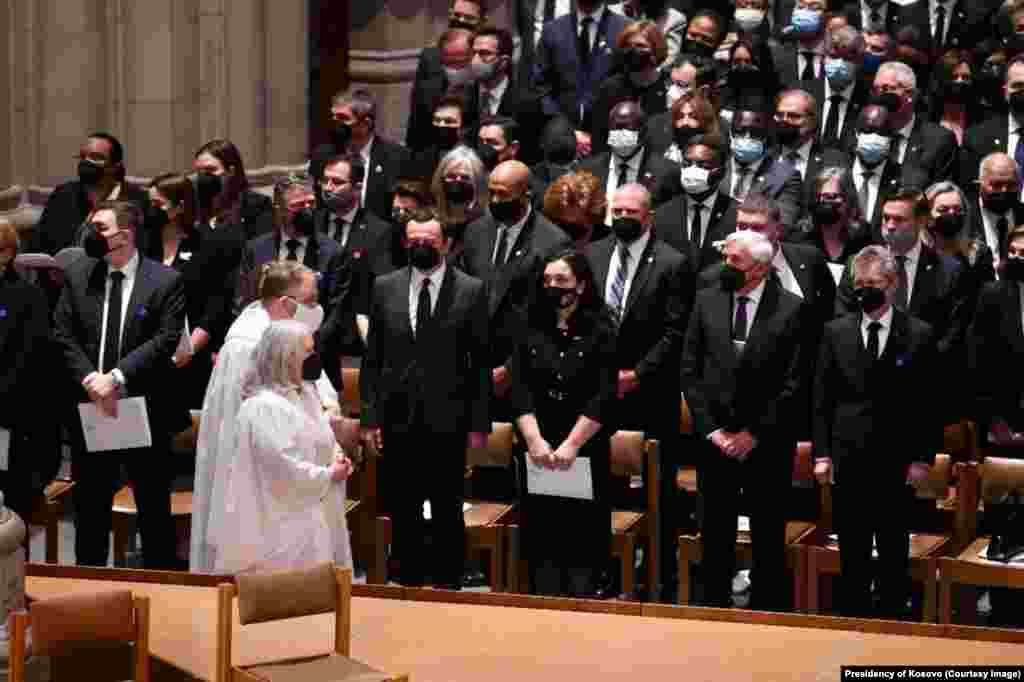 Të pranishëm në këtë ceremoni ishin edhe presidentja e Kosovës, Vjosa Osmani, kryeministri Albin Kurti dhe ish-presidentja Atifete Jahjaga.&nbsp;