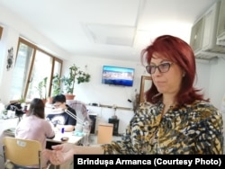 Doamna Sanda de la Academia de înfrumusețare Sandria a amenajat salonul de manichiură pentru refugiate