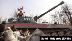Сепаратист из «ЛНР» на самоходной гаубице на востоке Украины, 29 марта 2022 года