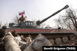 Az Oroszország által támogatott szakadárok (az úgynevezett Luhanszki Népköztársasági Milícia tagjai) egy 2S1 Gvozdika önjáró üteggel a luhanszki területen márciusban