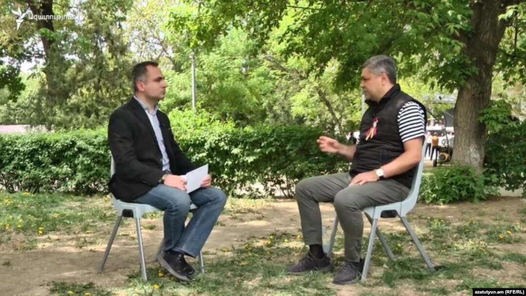 Глава оппозиционной фракции «Честь имею» и лидер партии «Отечество» Артур Ванецян (справа), 26 апреля 2022 г.