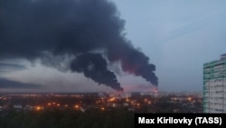 Incendiu la un depozit de petrol din Briansk, Rusia. Potrivi filialei locale a ministerului rus pentru Stări de urgență, nu s-au înregistrat morți și răniți, iar pompierii încearcă să tingă focul, 15 aprilie 2022.
