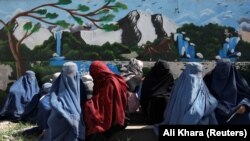 شماری از زنان بی بضاعت در انتظار دریافت کمک های بشری در کابل - عکس از آرشیف 