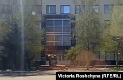 Захоплена будівля поліції в Олешках на Херсонщині. Там базуються російські військові і зберігається техніка. Квітень 2022 року