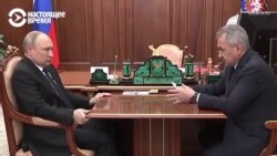 "Зачем он держит стол?" Соцсети в России обсуждают неестественную позу Путина во время встречи с Шойгу