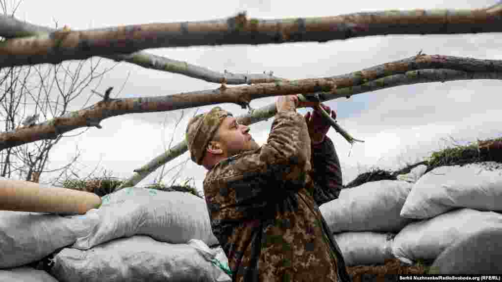 Украинский военный оборудует позицию на передней линии обороны. Донецкая область, 18 апреля 2022 года