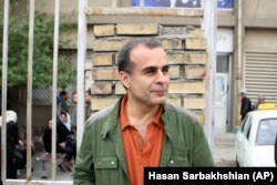 قبادی در تهران در اردیبهشت ۸۸ منتظر آزادی رکسانا صابری، روزنامه‌نگاری ایرانی-آمریکایی از زندان اوین