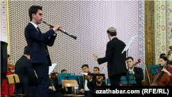 Didar Ýomudow (goboe) "Ylham" kamera orkestri bilen. Aşgabat. 2022-nji ýylyň 16-njy apreli