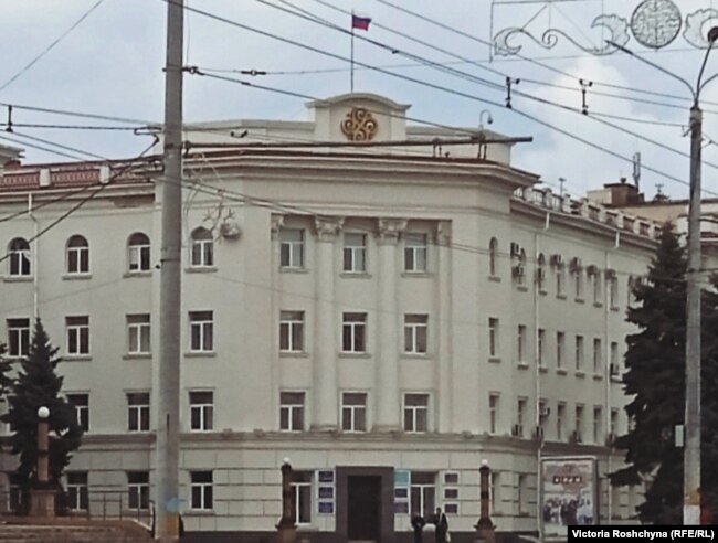 Російський прапор на будівлі Херсонської райдержадміністрації. Квітень 2022 року