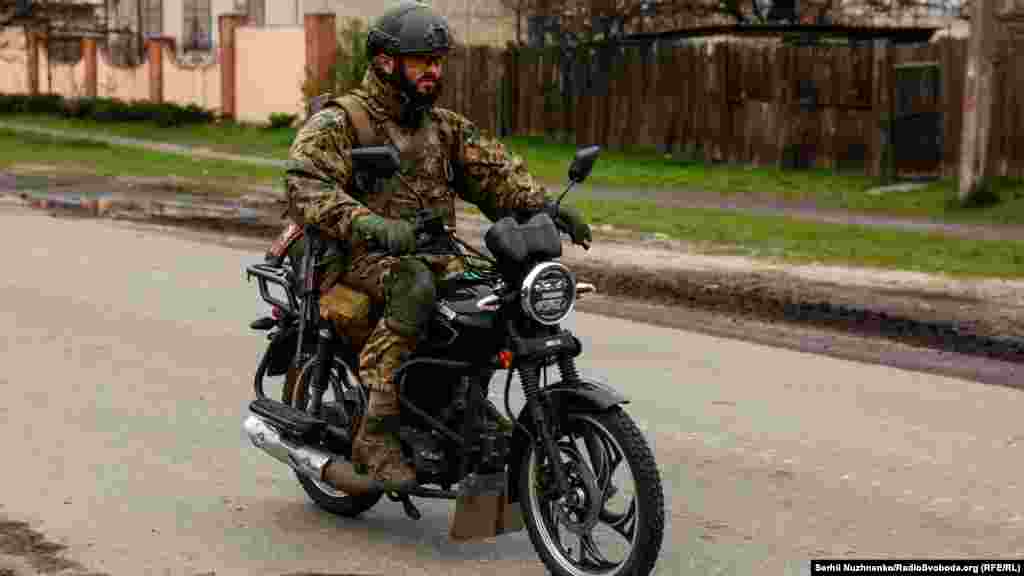Український військовий на мотоциклі. Донбас, 18 квітня 2022 року