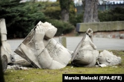 Un monument sovietic dărâmat ilegal într-un cimitir din Koszalin, nord-vestul Poloniei, pe 9 martie.