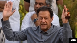 عمران خان له دندې له ګوښه کېدو راهیسې جلسو او مظاهرو ته دوام ورکړی دی - پخوانی انځور.