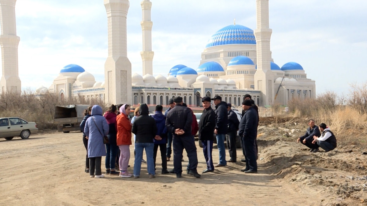 Работники строительства «крупнейшей в Центральной Азии» мечети пожаловались  на задержку зарплат