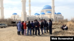 Работавшие на строительстве мечети несколько десятков проводят собрание возле мечети, чтобы потребовать выплаты зарплат. Нур-Султан, 21 апреля 2022 года