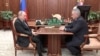 Imaginea lui Vladimir Putin ținându-se crispat de masă în timpul dialogului cu ministrul Apărării, Serghei Șoigu, a stârnit multe speculații medicale și, mai ales, politice