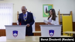 илустрација, словенечкиот премиер Јанез Јанша на гласачко место на парламентарните избори во април 2022