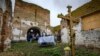 Slujba de Paște în apropierea ruinelor bisericii din satul Hostroluchia, din vecinătatea Kievului, Ucraina, 24 aprilie 2022