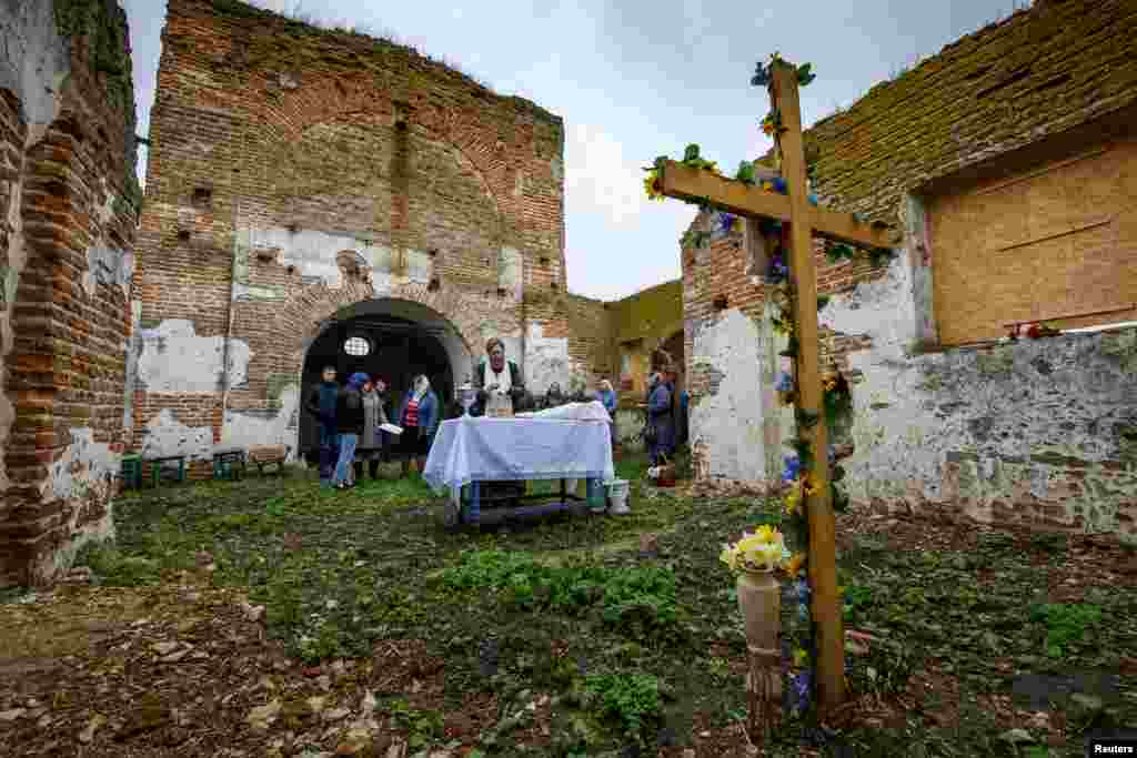 Slujba de Paște în apropierea ruinelor bisericii din satul Hostroluchia, din vecinătatea Kiev-ului, Ucraina, 24 aprilie 2022