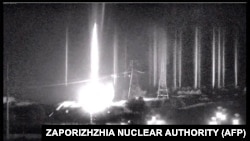 Момент вибуху снаряду під час обстрілу території Запорізької атомної станції вночі четвертого березня 2022 року