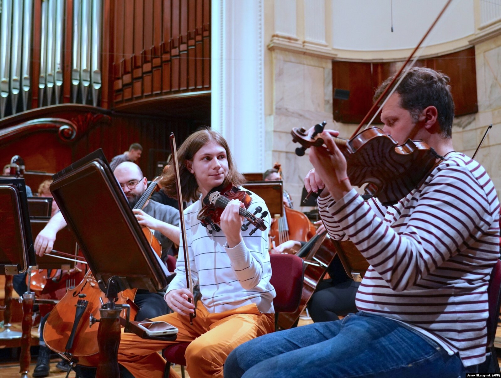 Oleksiy Pshenychnikov (në mes) dhe muzikantë të tjerë të instrumenteve me harqe gjatë provës në Varshavë.