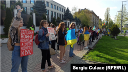 Zeci de oameni protestează în fața ambasadei Rusiei la Chișinău împotriva războiului Rusiei împotriva Ucrainei, aprilie 2022.