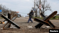 Pogled pokazuje protivtenkovske prepreke postavljene na putu u južnom lučkom gradu Mariupolju 22. aprila 2022.