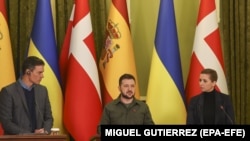 Իսպանիայի վարչապետ Պեդրո Սանչեսը, Ուկրաինայի նախագահ Վլադիմիր Զելենսկին և Դանիայի վարչապետ Մետե Ֆրեդերիկսենը, Կիև, 21 ապրիլի, 2022թ. 