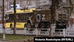 Российская военная техника на улице в Херсоне, апрель 2022 года