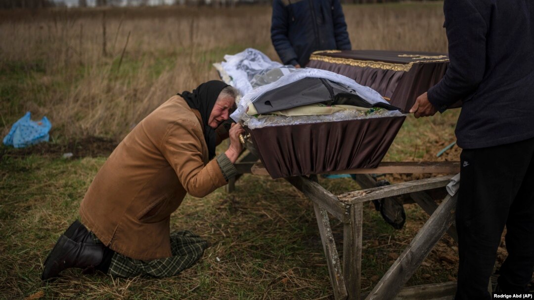 Nadia Trubcianinova, de 70 de ani, își plânge fiul Vadim, de 48 de ani, ucis de soldații ruși pe 30 martie la Bucea, lângă Kiev. Mii de civili au fost uciși în războiul din Ucraina. 