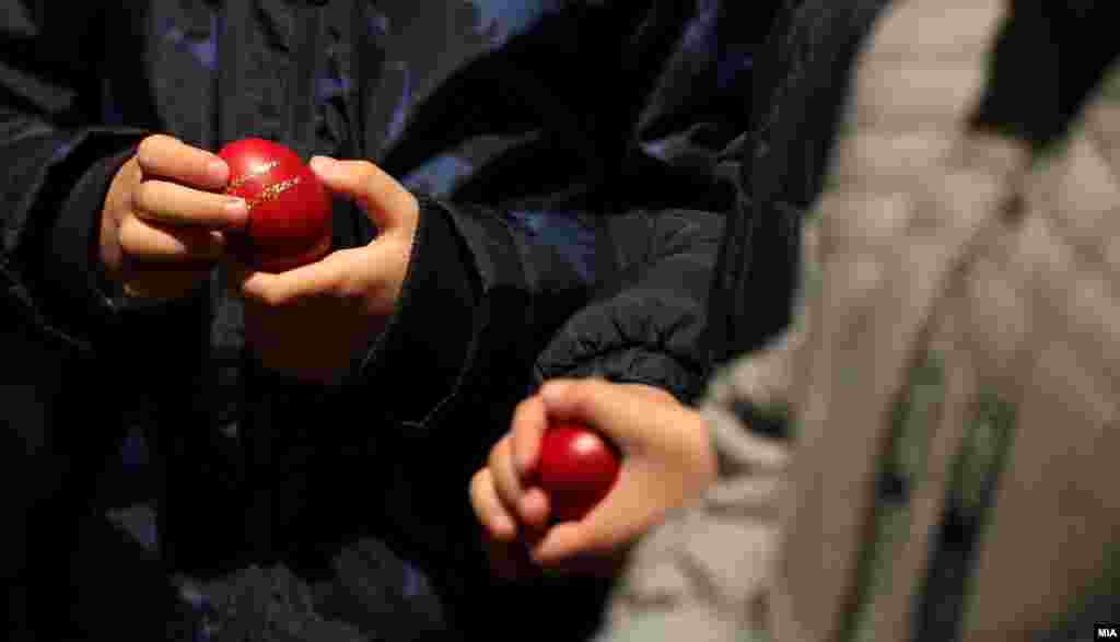 Традиционални црвени велигденски јајца на велигденска богослужба во православна црква