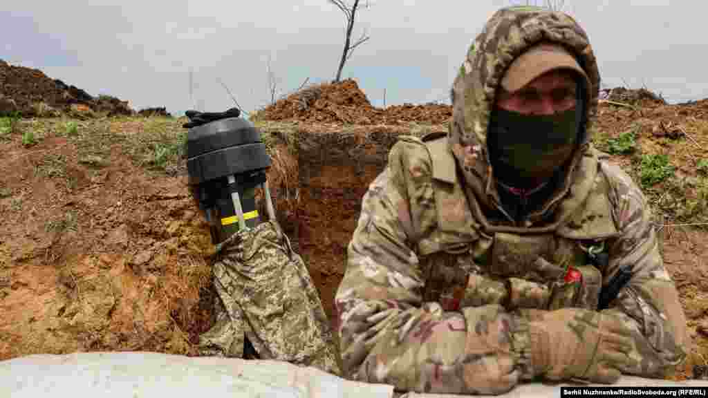 Украинский военный стоит у противотанковой ракеты Javelin на позиции в Донецкой области, 18 апреля 2022