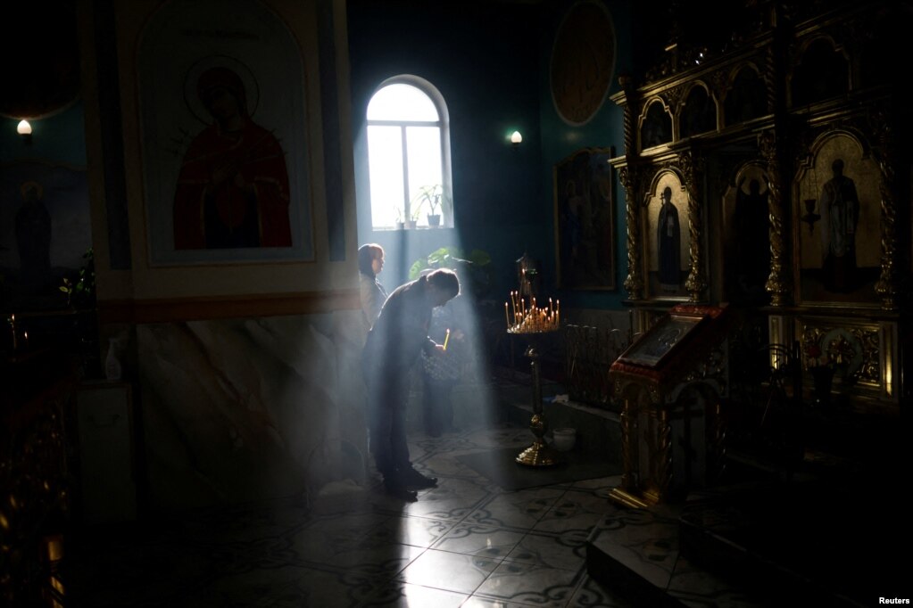Një burrë ukrainas merr pjesë në një meshë për Pashkët Ortodokse në Zaporizhja të Ukrainës.