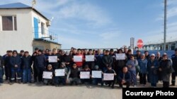 Работники компании «ТрубРемЦентр» на забастовке. Жанаозен, 19 апреля 2022 года