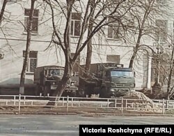 Російська техніка та патруль біля будівлі Херсонської ОДА. Там розташований один зі штабів окупантів. Квітень 2022 року