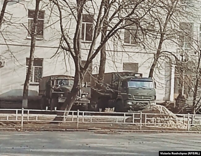 Російська техніка та патруль біля будівлі Херсонської ОДА. Там розташований один зі штабів окупантів. Квітень 2022 року