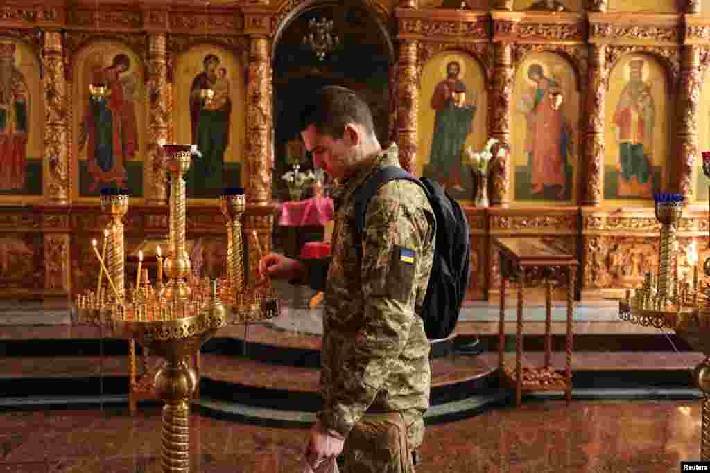 Soldat ucrainean în biserica din Sloviansk, Donețk, în duminica de Paște, estul Ucrainei, 24 aprilie 2022.