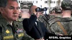 Президент России Владимир Путин (в центре) и министр обороны РФ Сергей Шойгу на фоне российских солдат. Коллаж