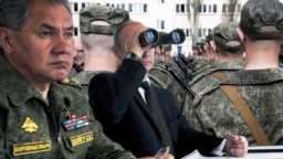 Президент Росії Володимир Путін (праворуч) та міністр оборони Сергій Шойгу на тлі мобілізованих до російської армії. Колаж