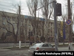 Херсон вже був окупований, але на будівлі міської ради ще майорить український стяг, квітень 2022 року