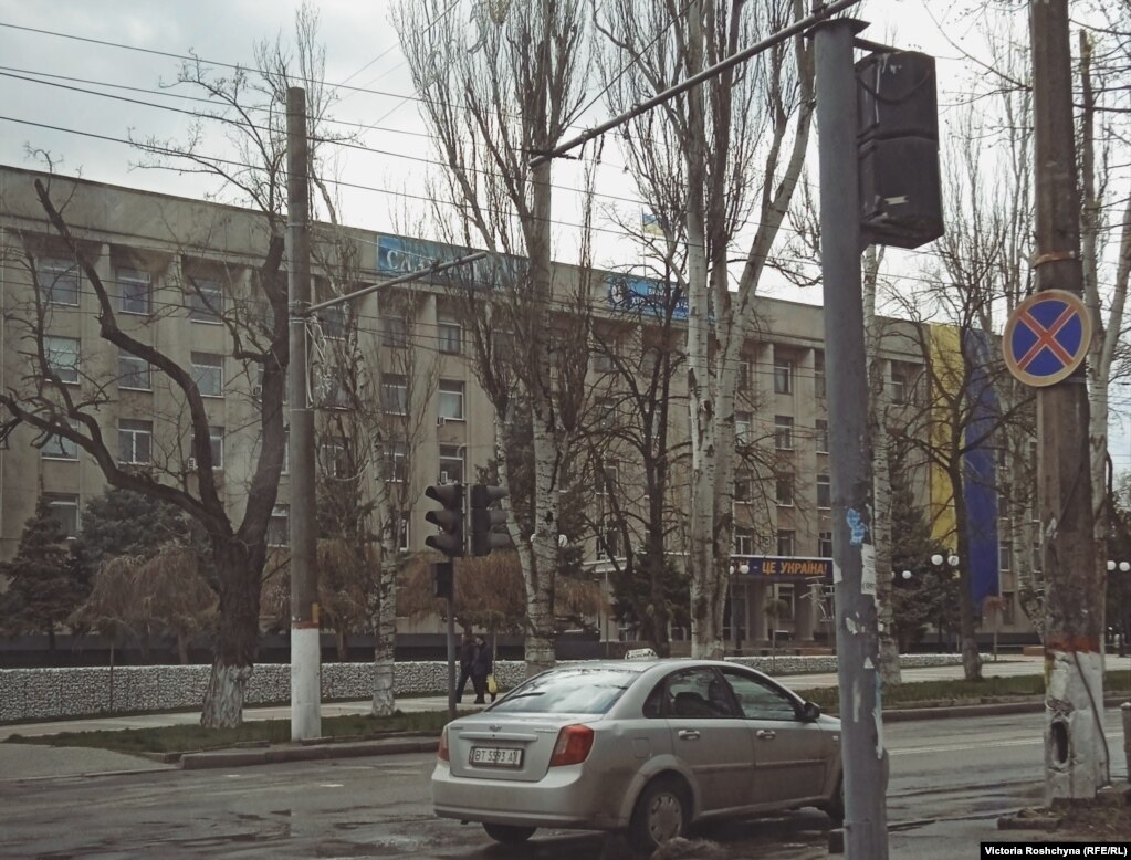 На будівлі міської ради Херсону майорить український стяг. До 25 квітня міський голова був на робочому місті. Квітень 2022 року