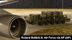 Западна воена опрема се товари во авион за испорака во Украина.