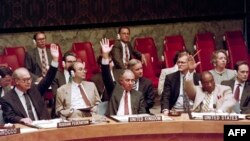 Ruski ambasador Julij Vonorcov (prvi s leva) glasa za Rezoluciju UN 757 kojom se uvode sankcije tadašnjoj Jugoslaviji (SRJ), za koju su glasali uz ostale i sir Dejvid Hener (drugi s desna) u ime Velike Britanije i Edvard Perkins (prvi s desna) ispred SAD 30. maja 1992.