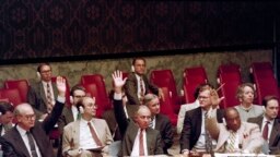 Ambasadori rus, Yuliy Vorontsov (i pari nga e majta), duke votuar Rezolutën 757, me të cilën i janë vendosur sanksione Republikës Federale të Jugosllavisë. Maj, 1992. 