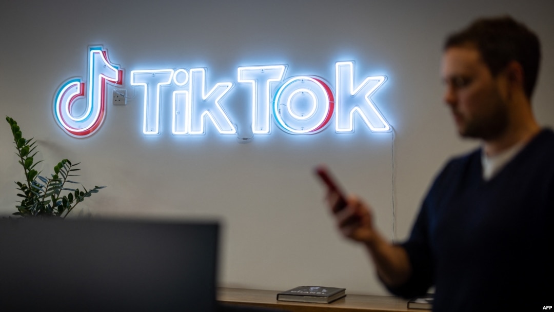 Mulți politicieni vestici susțin interzicerea TikTok motivând că datele utilizatorilor ar ajunge nu doar la firma-mamă ByteDance, ci chiar la guvernul chinez.